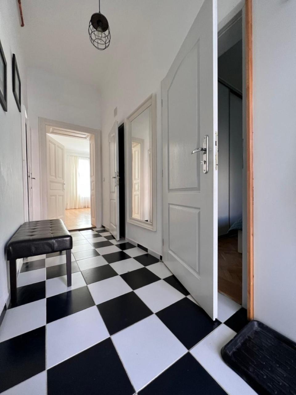 ברטיסלאבה Stylish Flat In City Centre מראה חיצוני תמונה